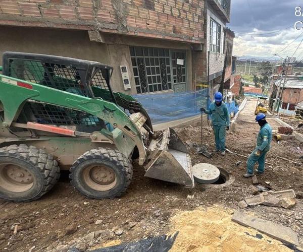 Izaje e instalación de tubería con excavadora en zanja