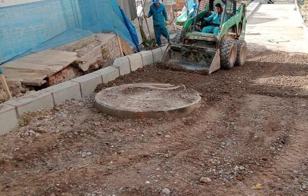 Vibrocompactadora Ingersoll Rand DD24 compactando asfalto en vía urbana