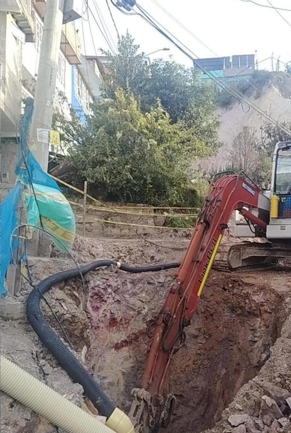 Rodillo vibrocompactador en obra de pavimentación urbana
