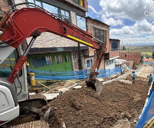 Excavación de zanja con excavadora para redes de alcantarillado en Bogotá