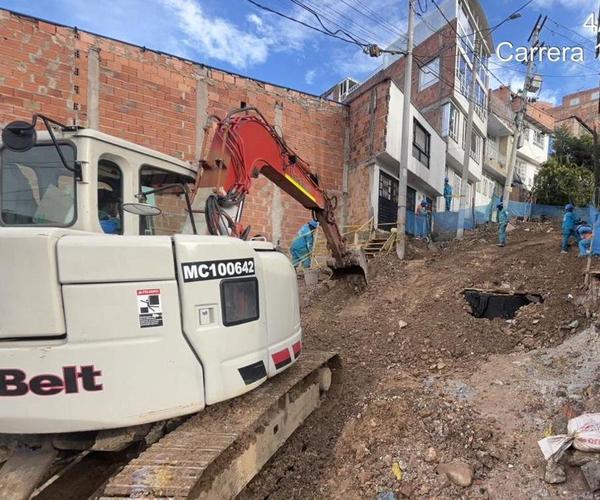 Excavadora Hitachi excavando zanja en obra de saneamiento básico