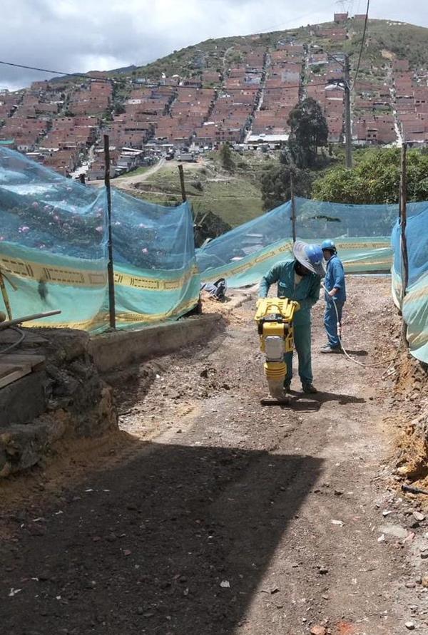 Excavación profunda para instalación de redes hidrosanitarias en Bogotá