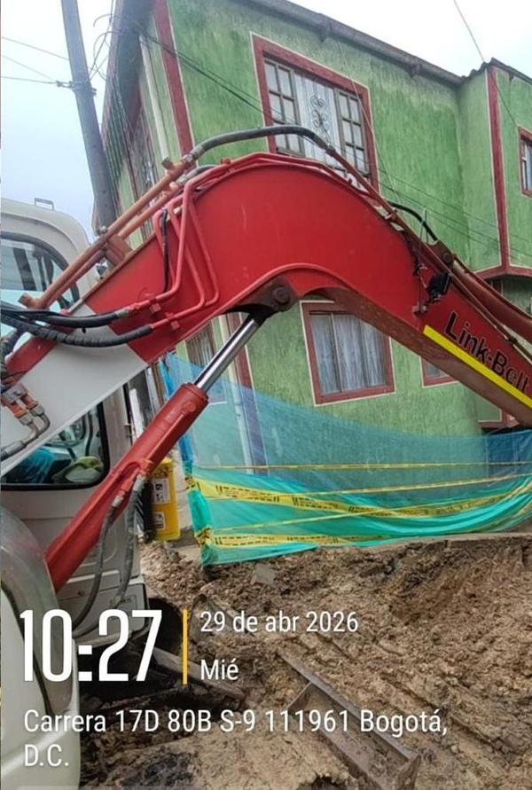 Mini excavadora Bobcat en excavación de zanja urbana estrecha