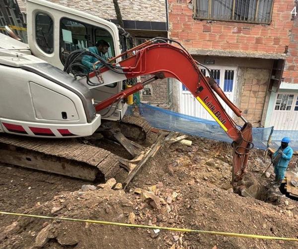 Movimiento de tierras con excavadora de orugas en Bogotá