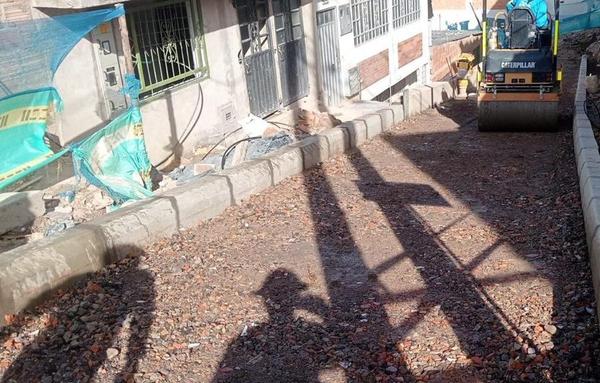 Cargue de volqueta con excavadora en movimiento de tierras