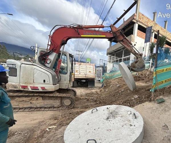 Excavadora Hitachi en movimiento de tierras para obra civil