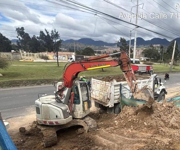 Conformación de terraplén con maquinaria pesada en Cundinamarca